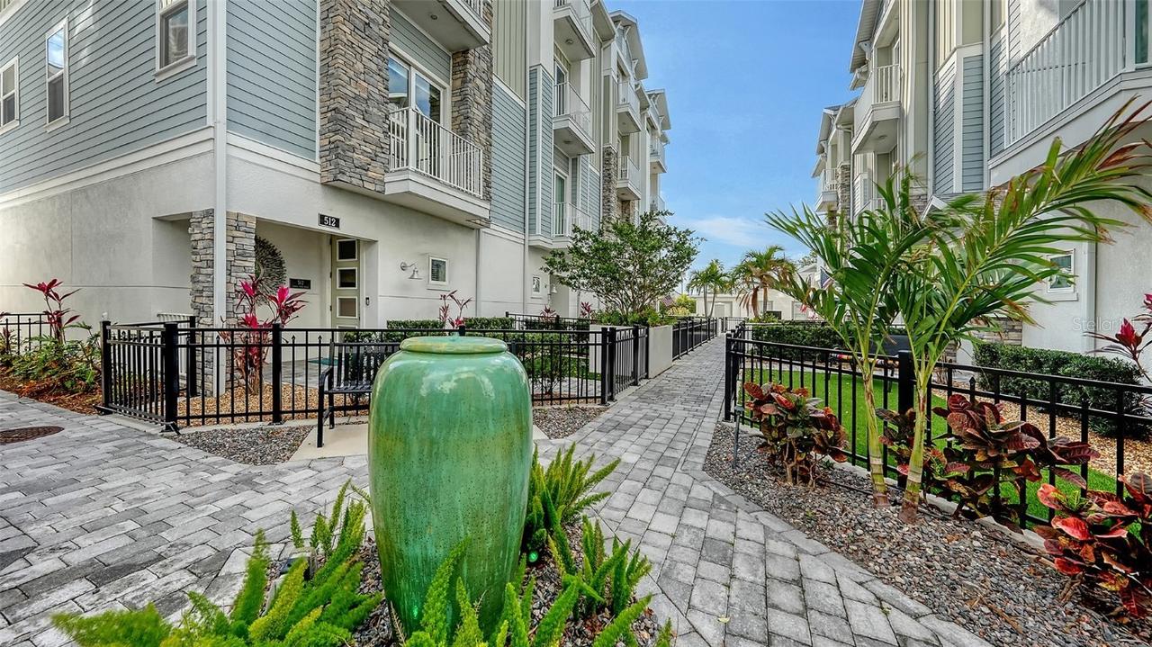 512 Laurel Park Dr., Sarasota, FL 34236