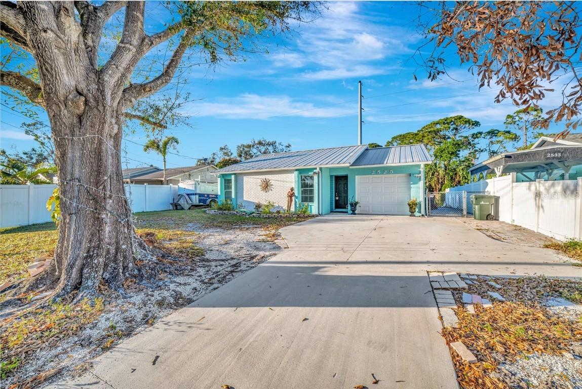 2525 22nd St., Sarasota, FL 34234