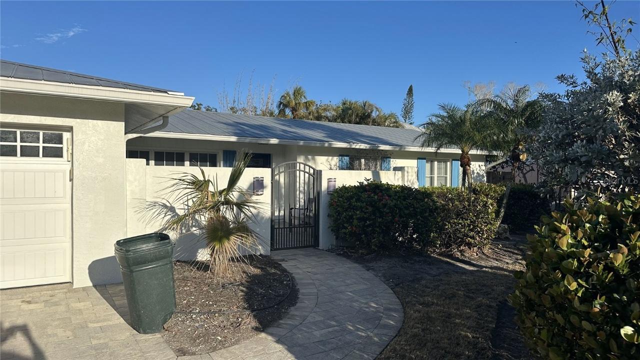 431 Island Cir., Sarasota, FL 34242