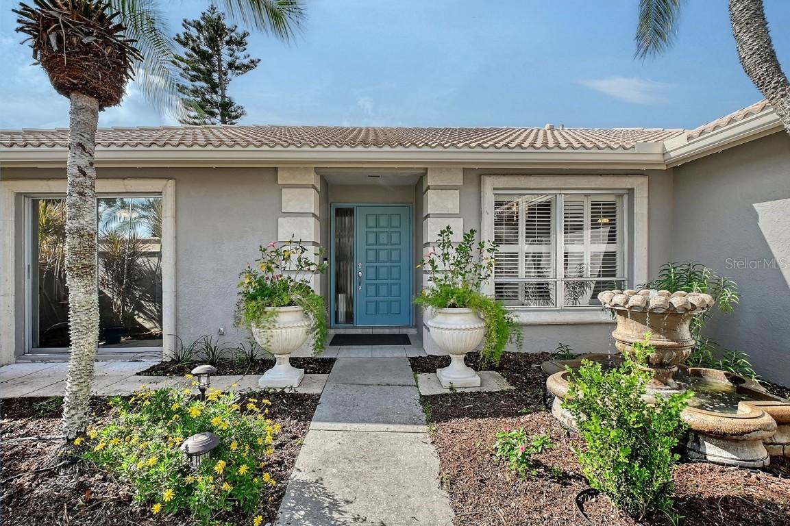 6684 Easton Dr., Sarasota, FL 34238