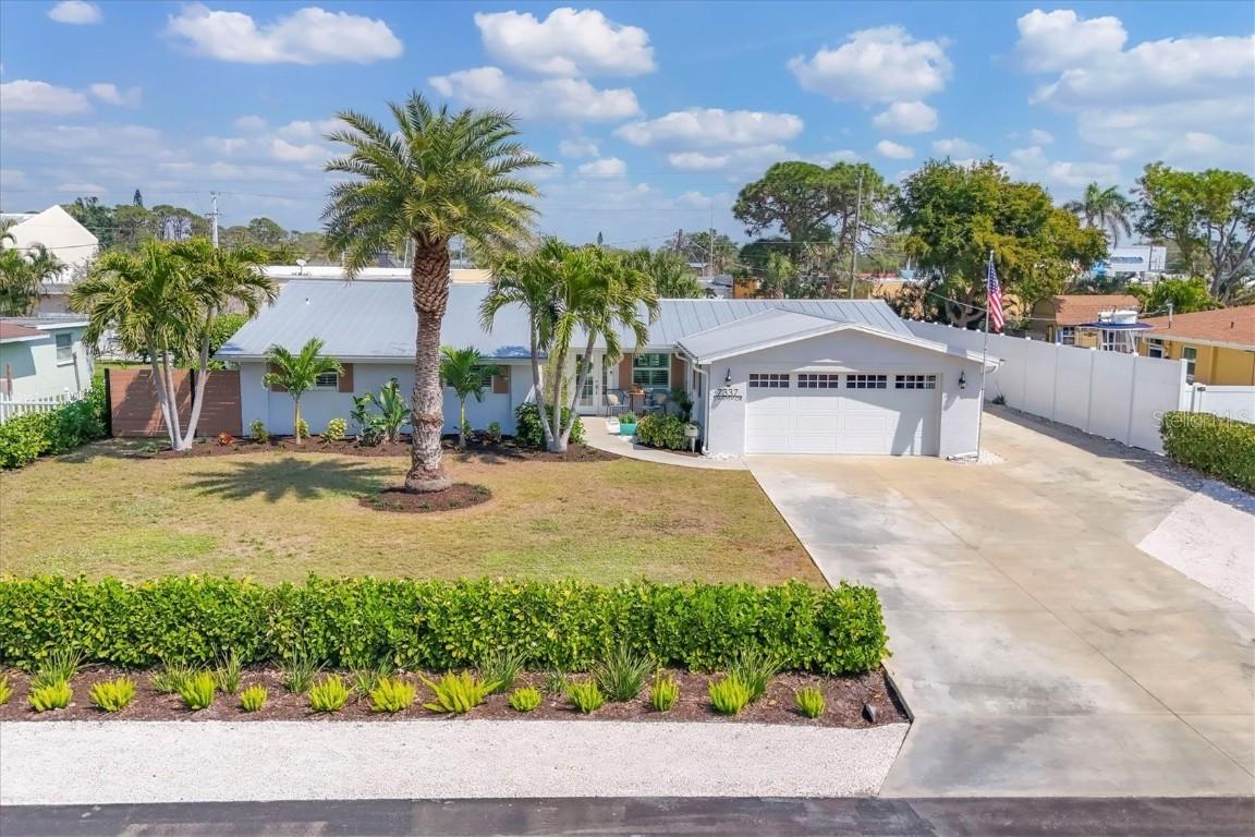 7337 Starfish Dr., Sarasota, FL 34231