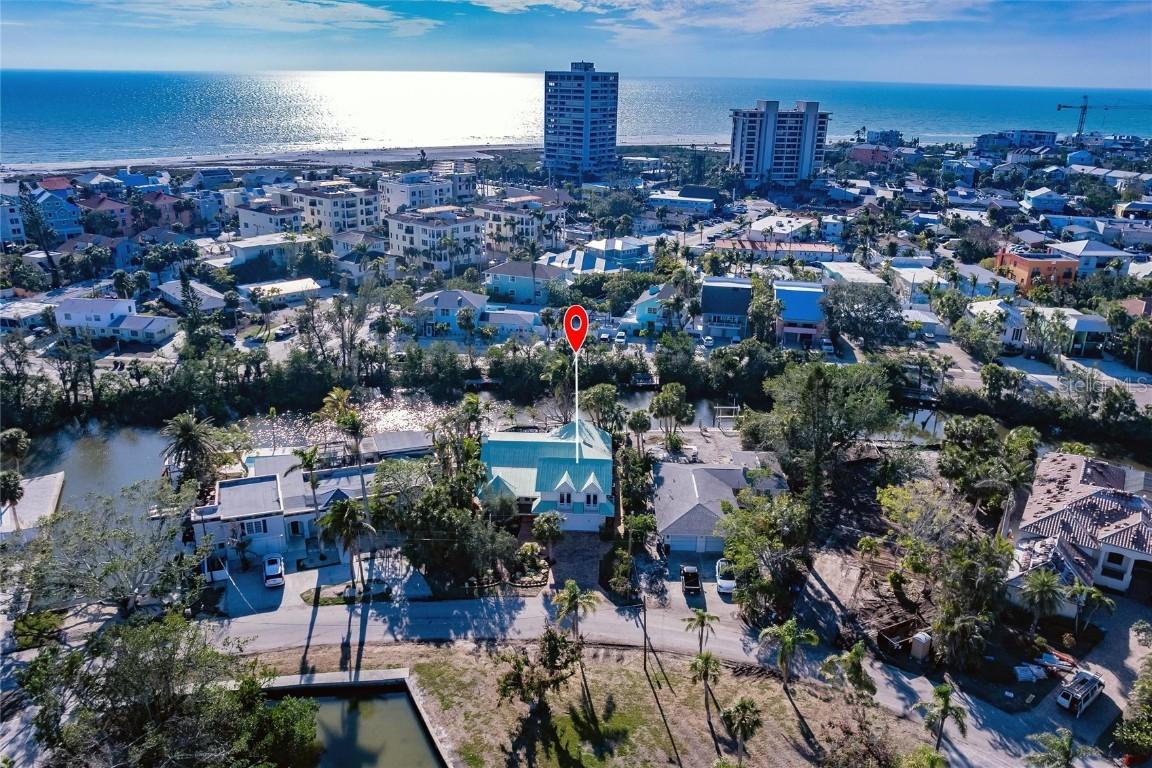 288 Island Cir., Sarasota, FL 34242