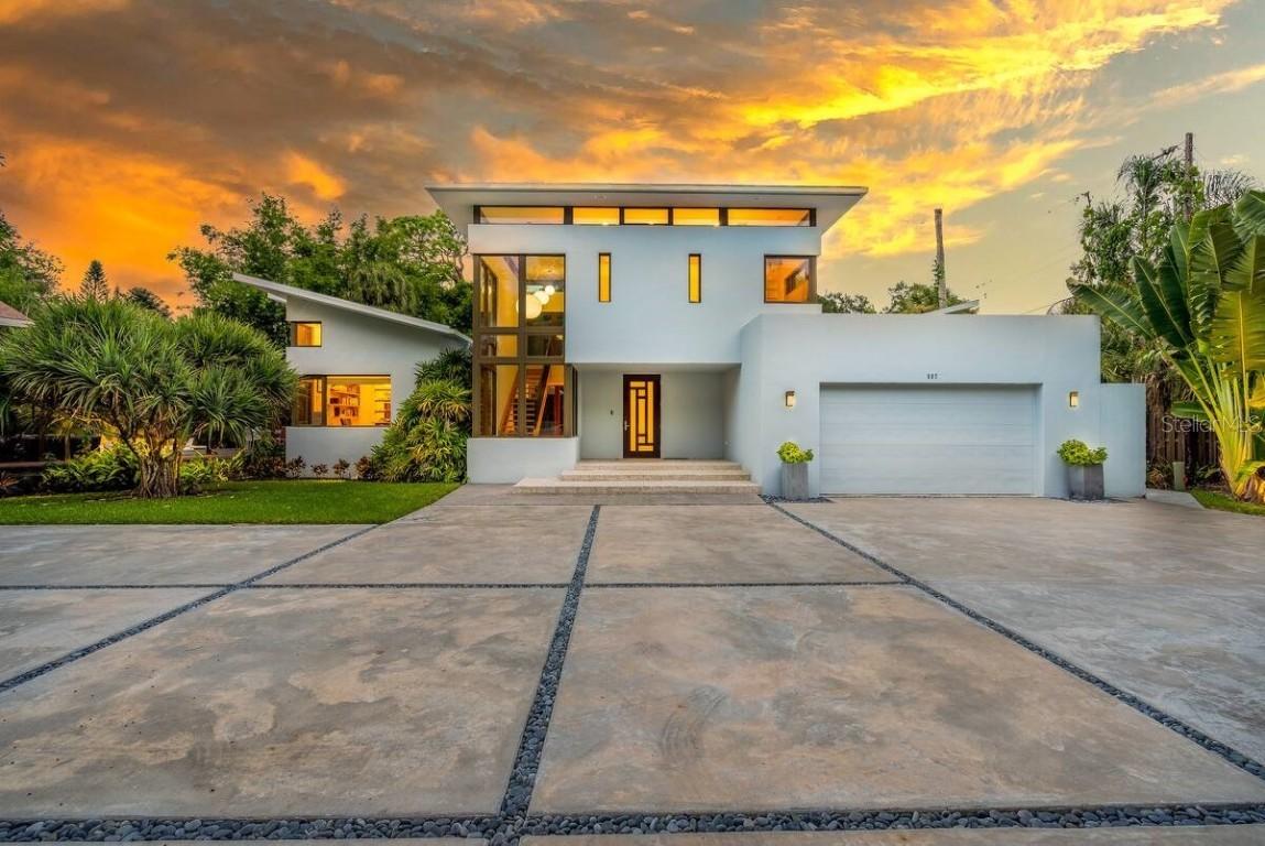 587 47th St., Sarasota, FL 34234