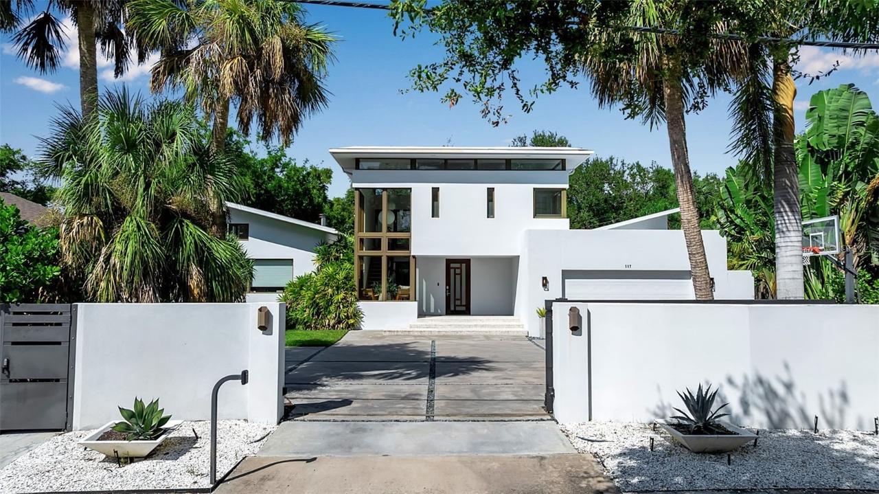 587 47th St., Sarasota, FL 34234