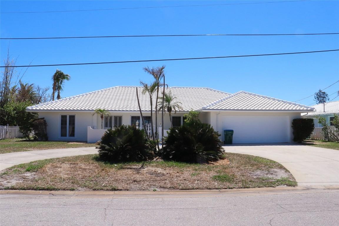 618 Gladstone Ln., Holmes Beach, FL 34217
