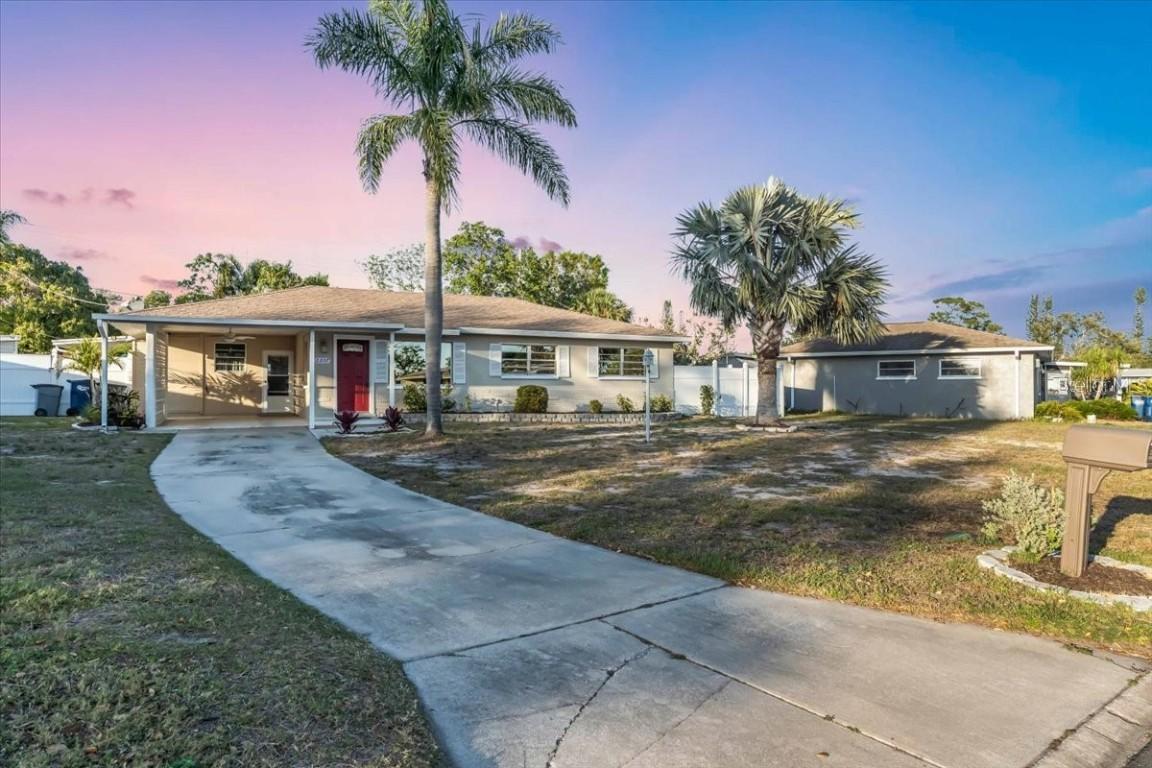 2207 Holyoke Ave., Bradenton, FL 34207