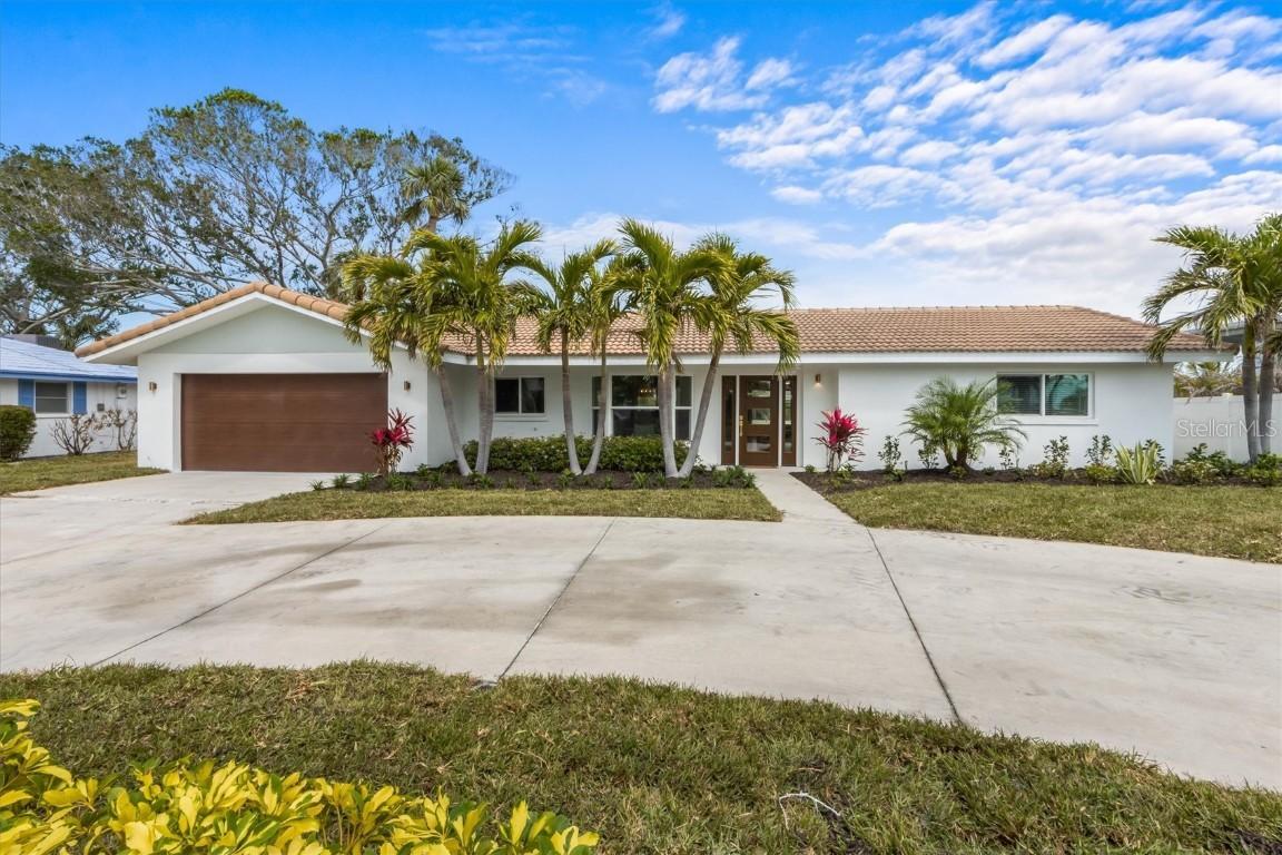 611 Dundee Ln., Holmes Beach, FL 34217