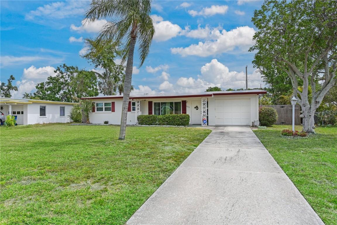 207 62nd St., Bradenton, FL 34209