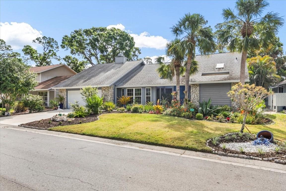 811 Hammockwood Ct., Sarasota, FL 34232