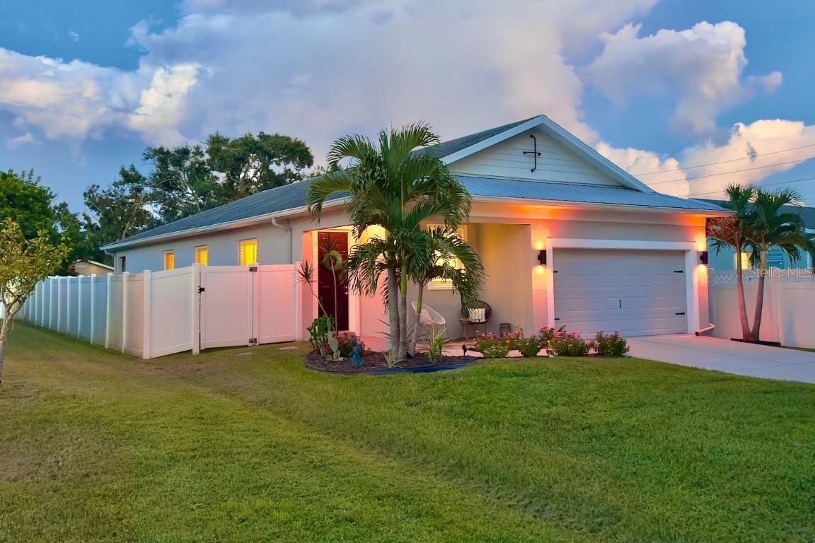 867 Bacon Ave., Sarasota, FL 34232