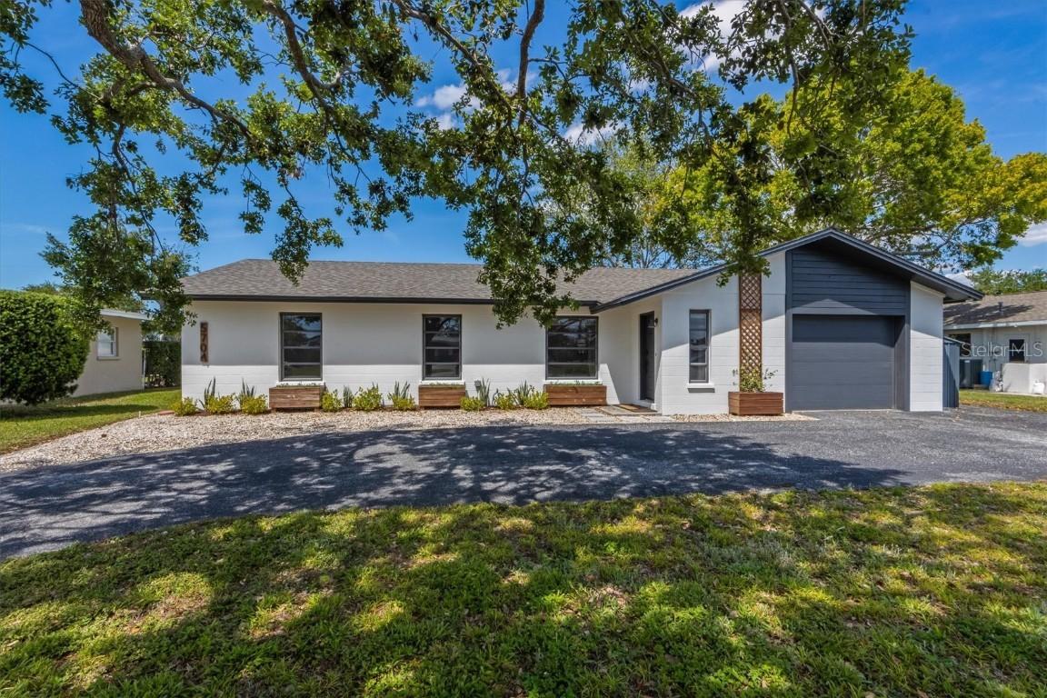 5704 2nd Avenue Dr., Bradenton, FL 34209