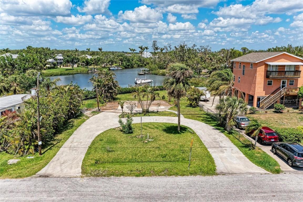 904 Lucille Ave., Nokomis, FL 34275