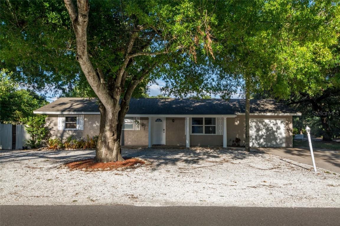 95 S Briggs Ave., Sarasota, FL 34237