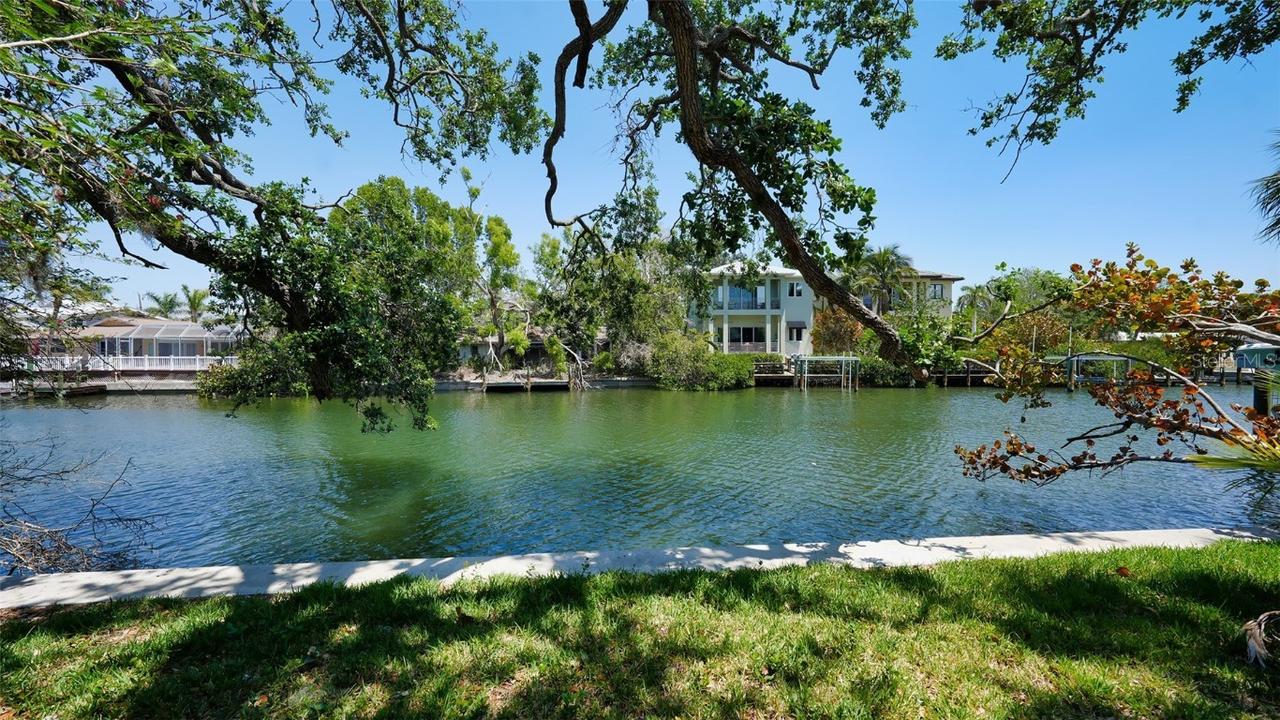 5033 Oxford Dr., Sarasota, FL 34242