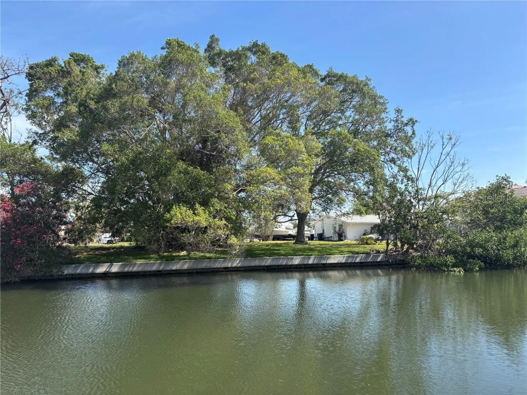 4417 Dolphin Ln., Palmetto, FL 34221