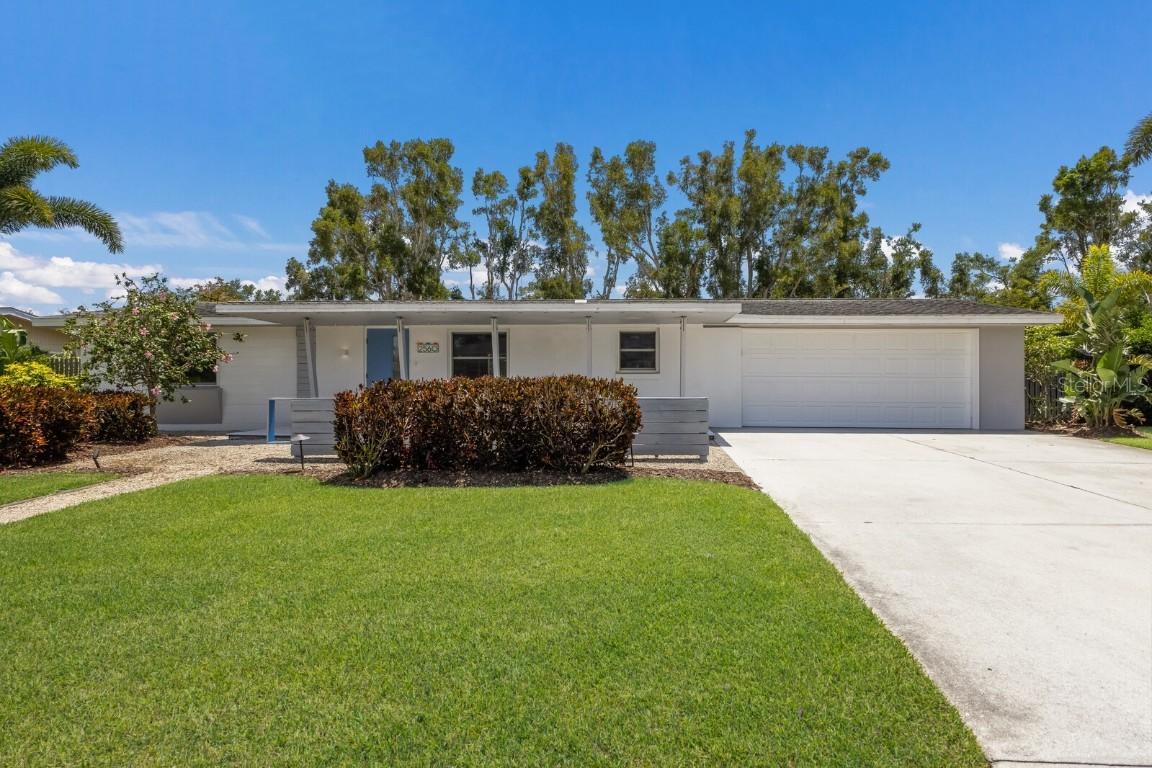 2560 Sunnyside St., Sarasota, FL 34239