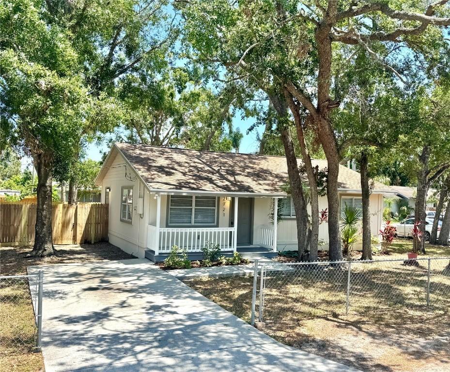 2721 7th St., Bradenton, FL 34205