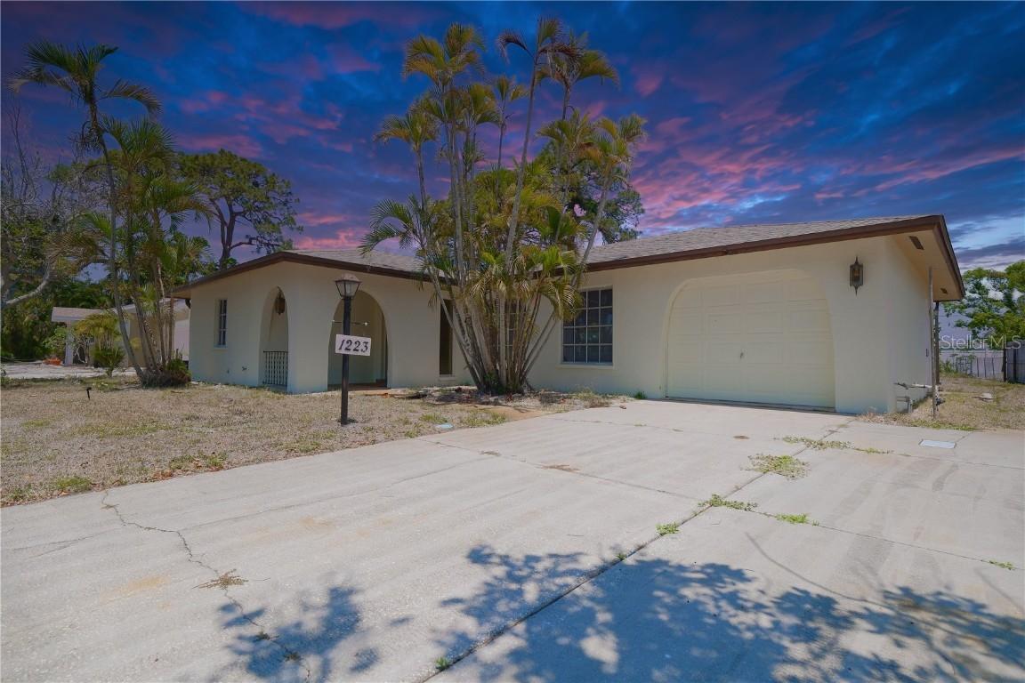 1223 De Narvaez Ave., Bradenton, FL 34209