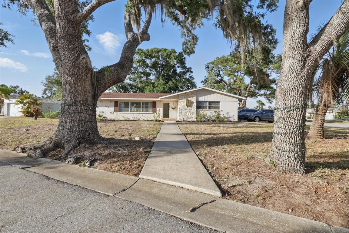 3941 Pin Oaks St., Sarasota, FL 34232