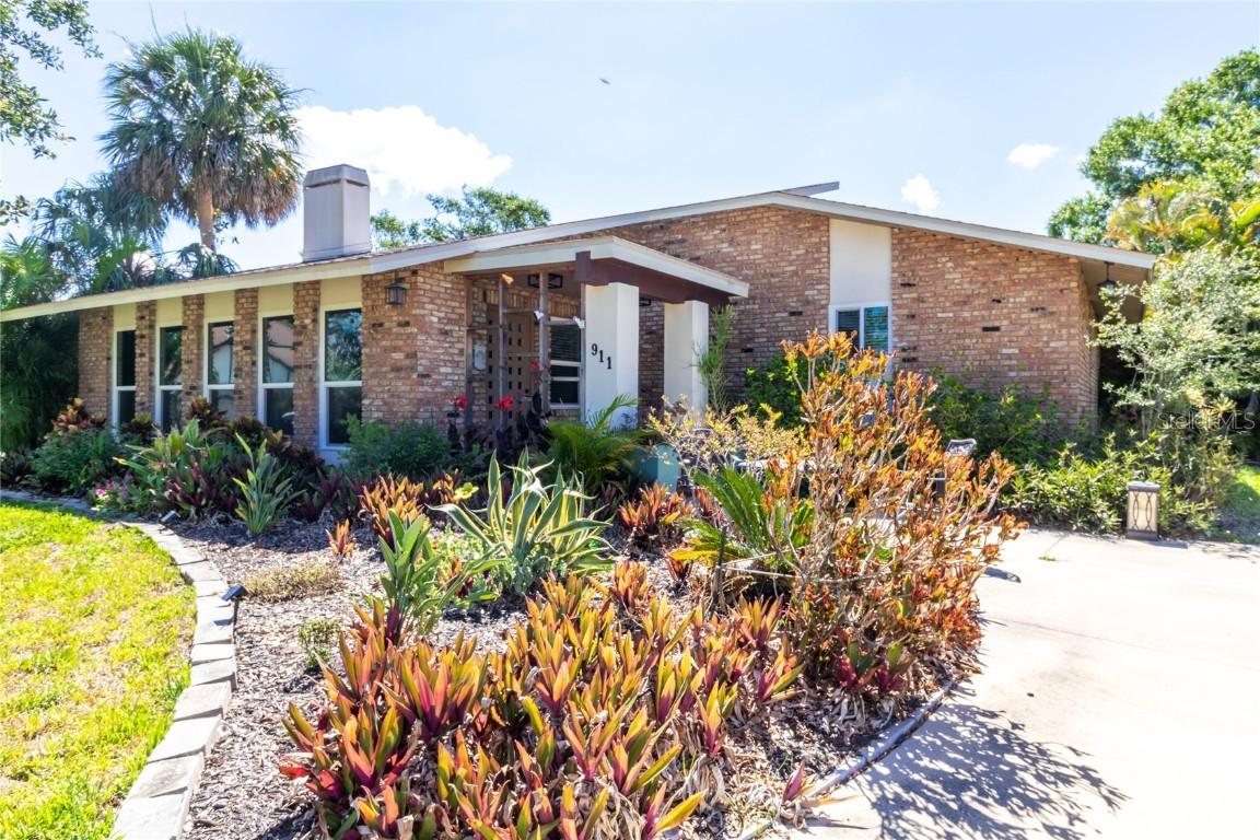 911 Cimarron Cir., Bradenton, FL 34209