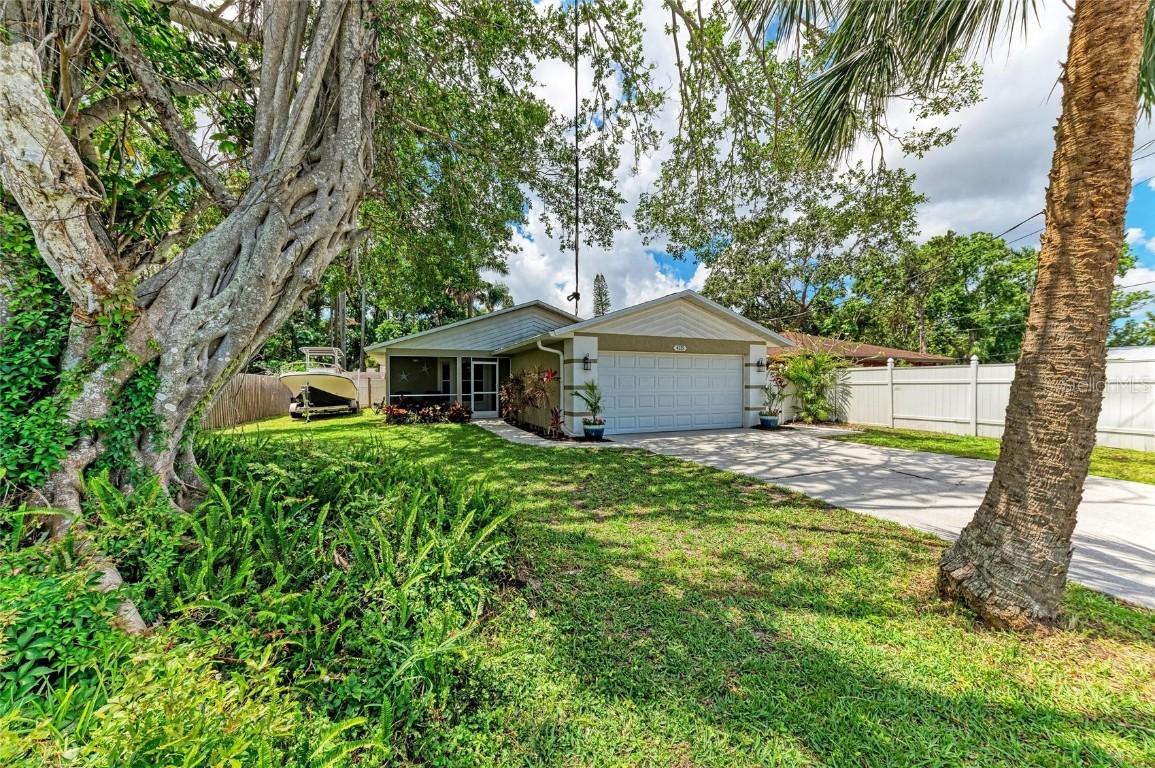 4115 2nd Ave., Bradenton, FL 34209