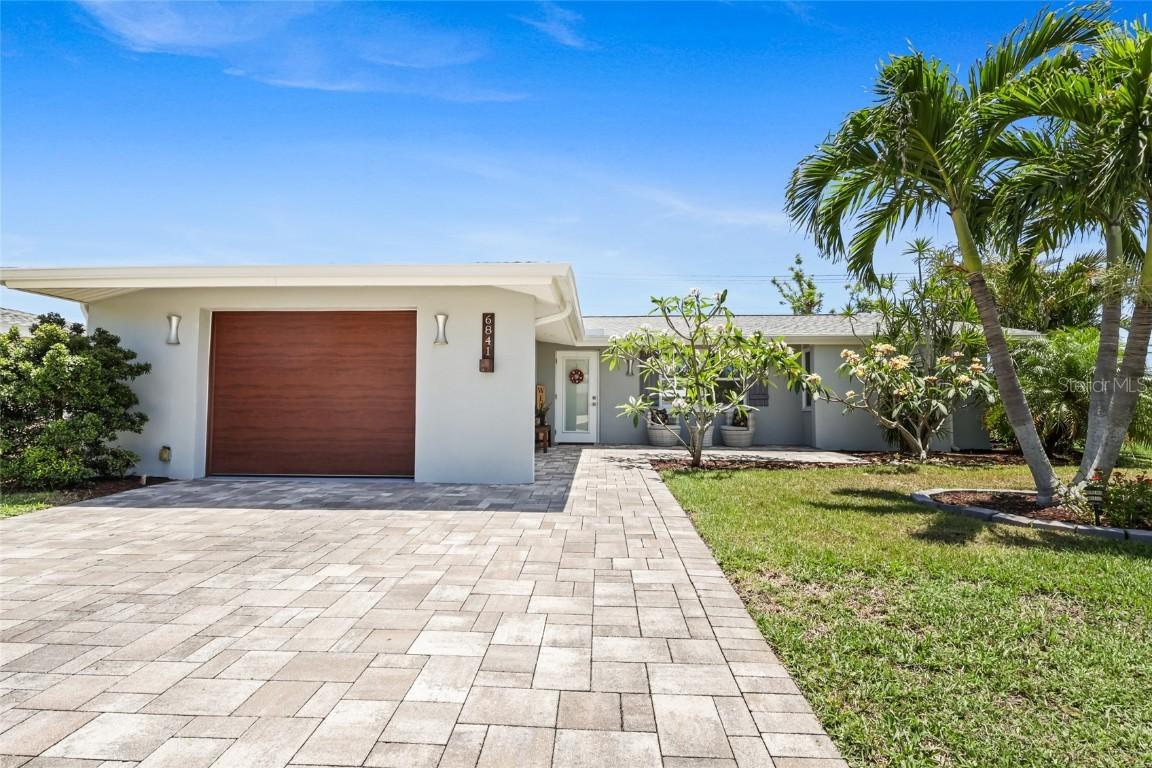 6841 Roxbury Dr., Sarasota, FL 34231