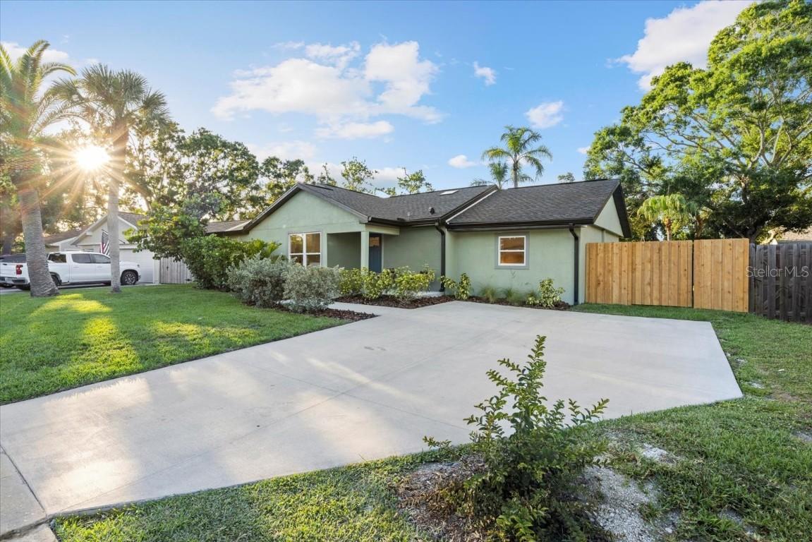 2915 Woodpine Cir., Sarasota, FL 34231
