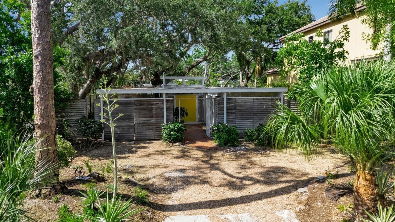 1677 Hyde Park St., Sarasota, FL 34239