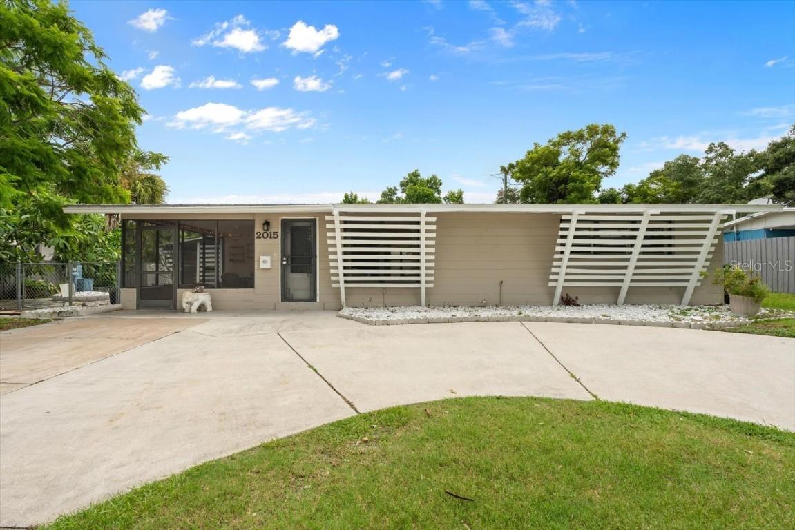 2015 Bayshore Gardens Pkwy., Bradenton, FL 34207