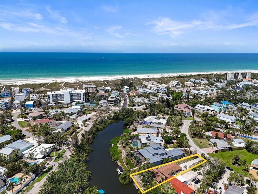 30 Island Cir., Sarasota, FL 34242