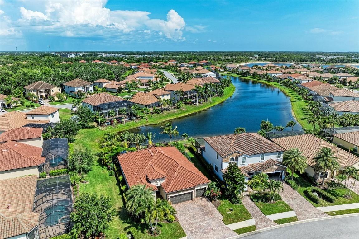 5511 Foxfire Run, Lakewood Ranch, FL 34211