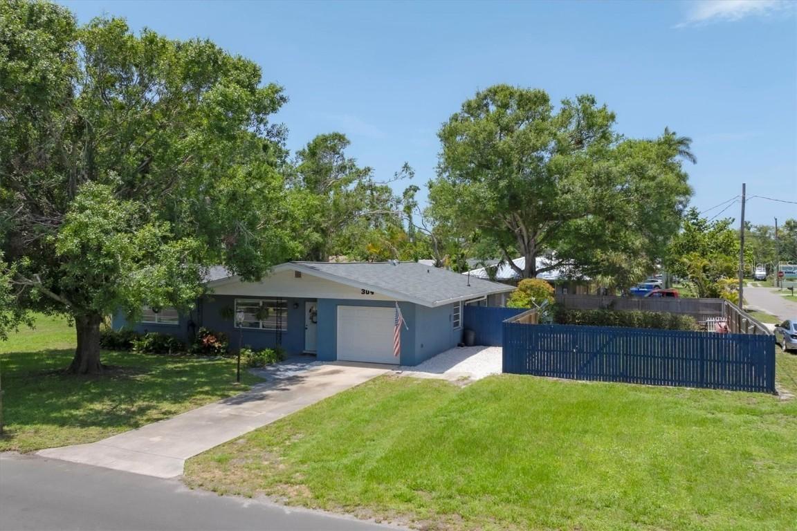 304 34th St., Bradenton, FL 34205