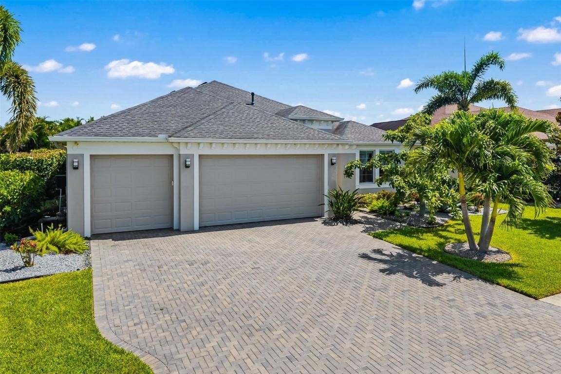 650 Rosemary Cir., Bradenton, FL 34212