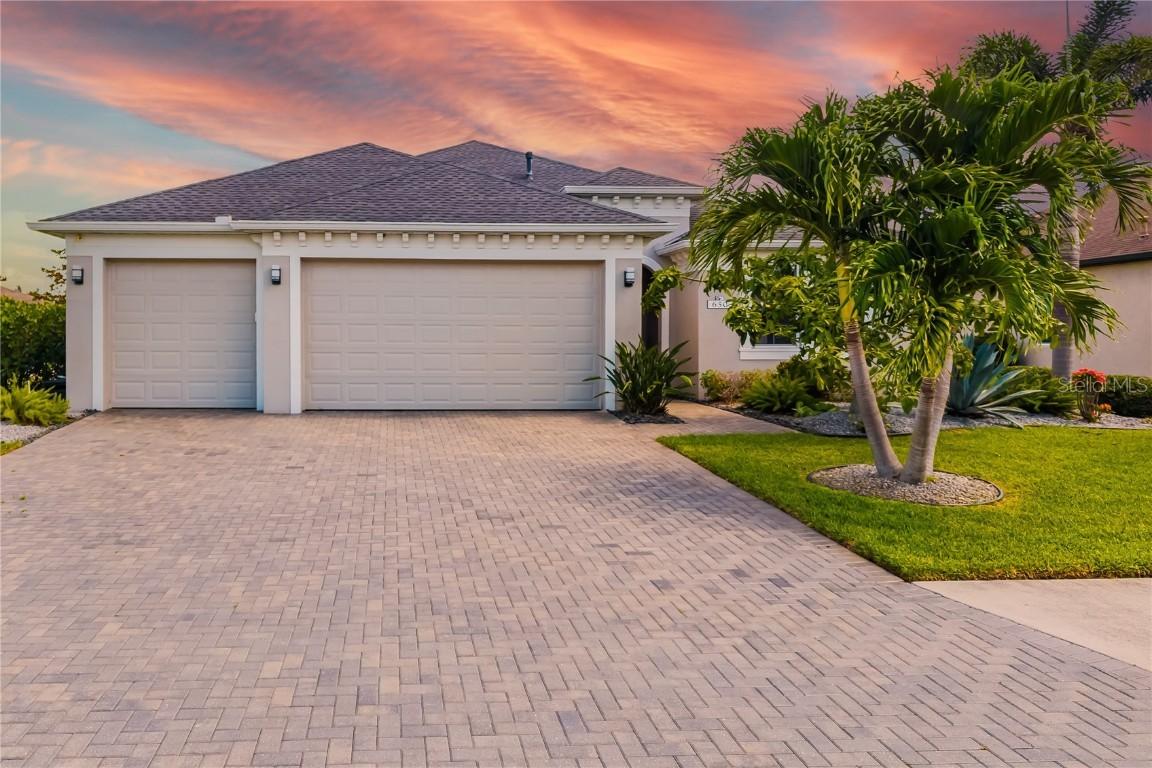650 Rosemary Cir., Bradenton, FL 34212