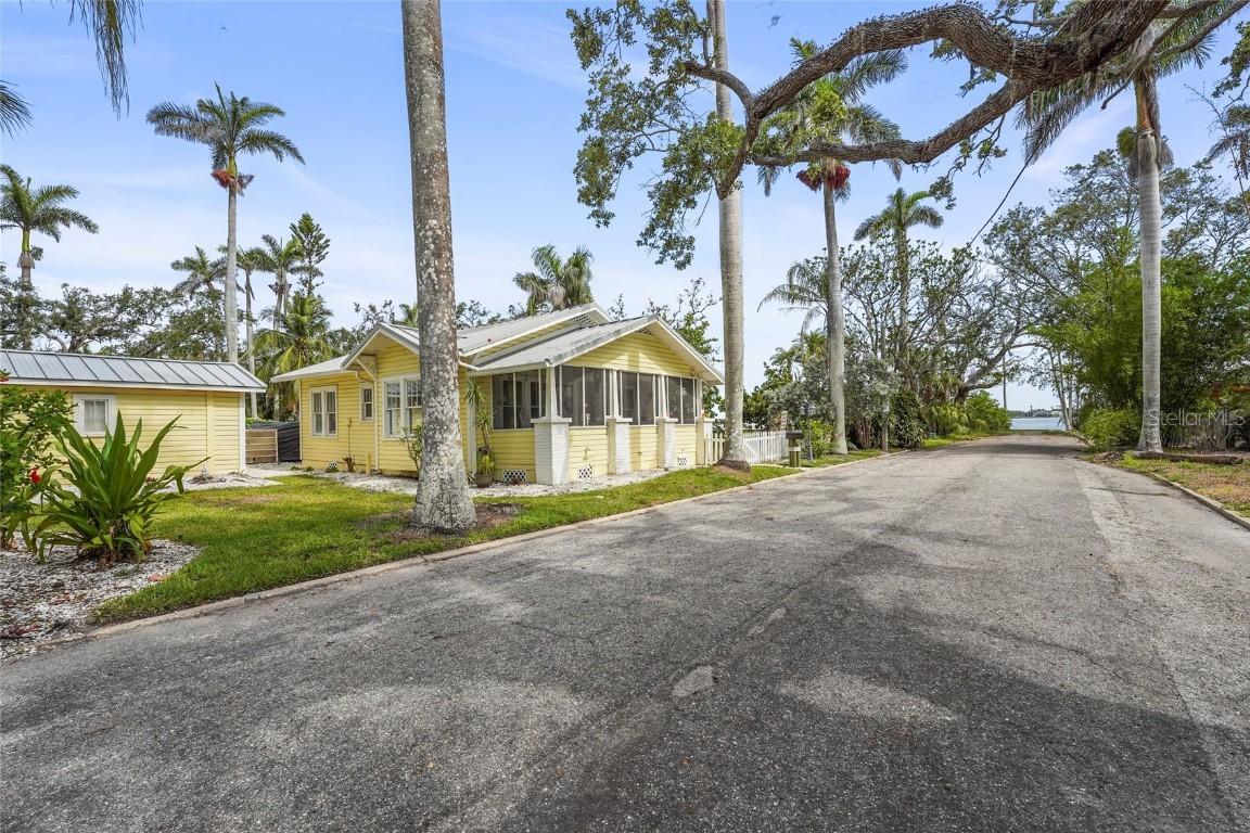 403 29th St., Bradenton, FL 34205