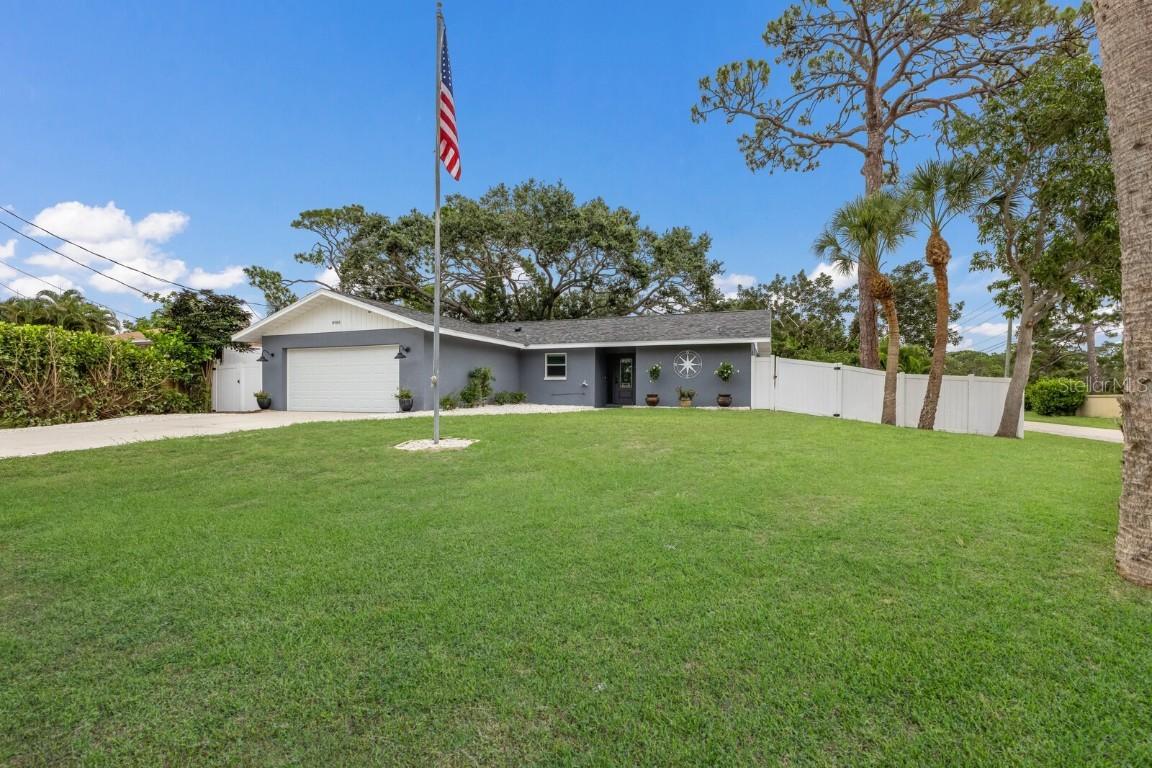 8985 Pohoy Ave., Sarasota, FL 34231