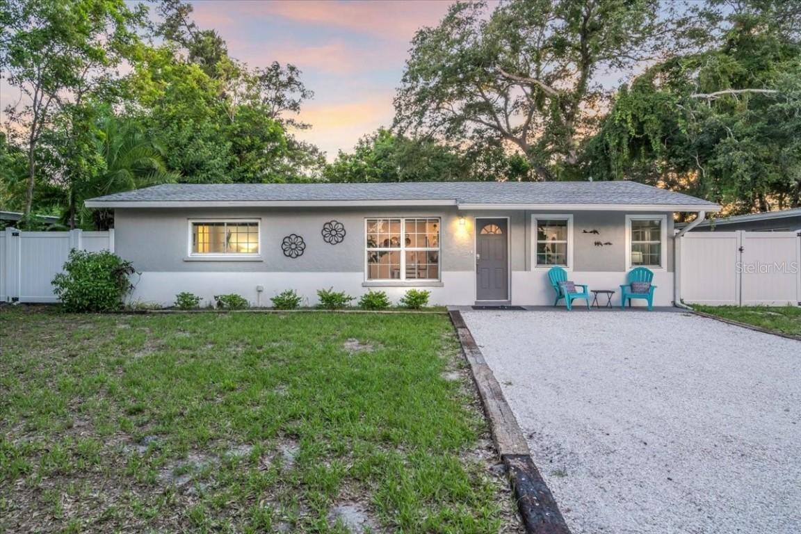 946 Charlotte Ave., Sarasota, FL 34237