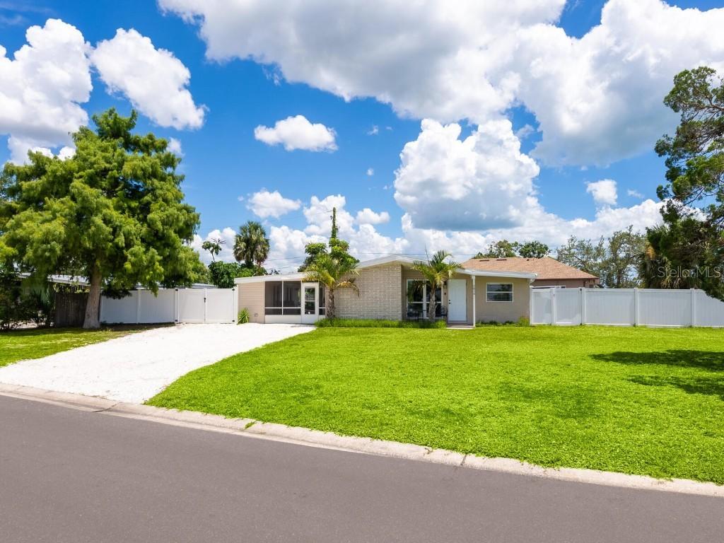 2416 Emory Ave., Bradenton, FL 34207