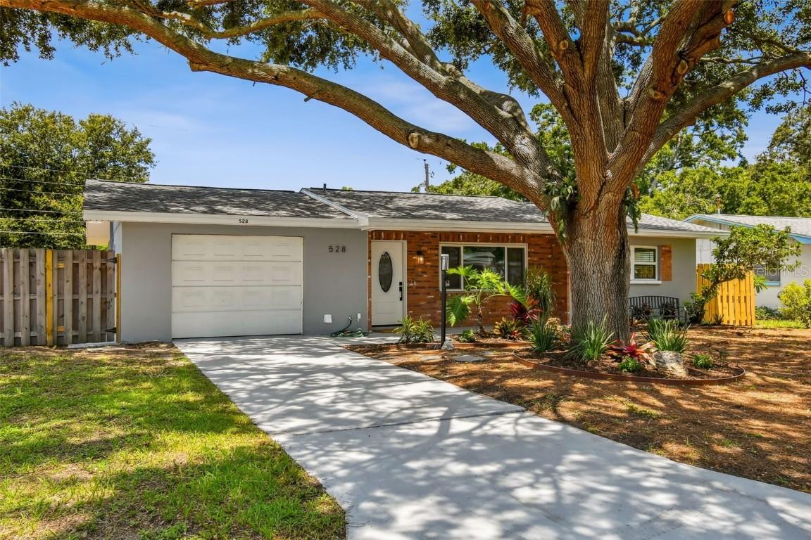 528 Manor Dr., Dunedin, FL 34698