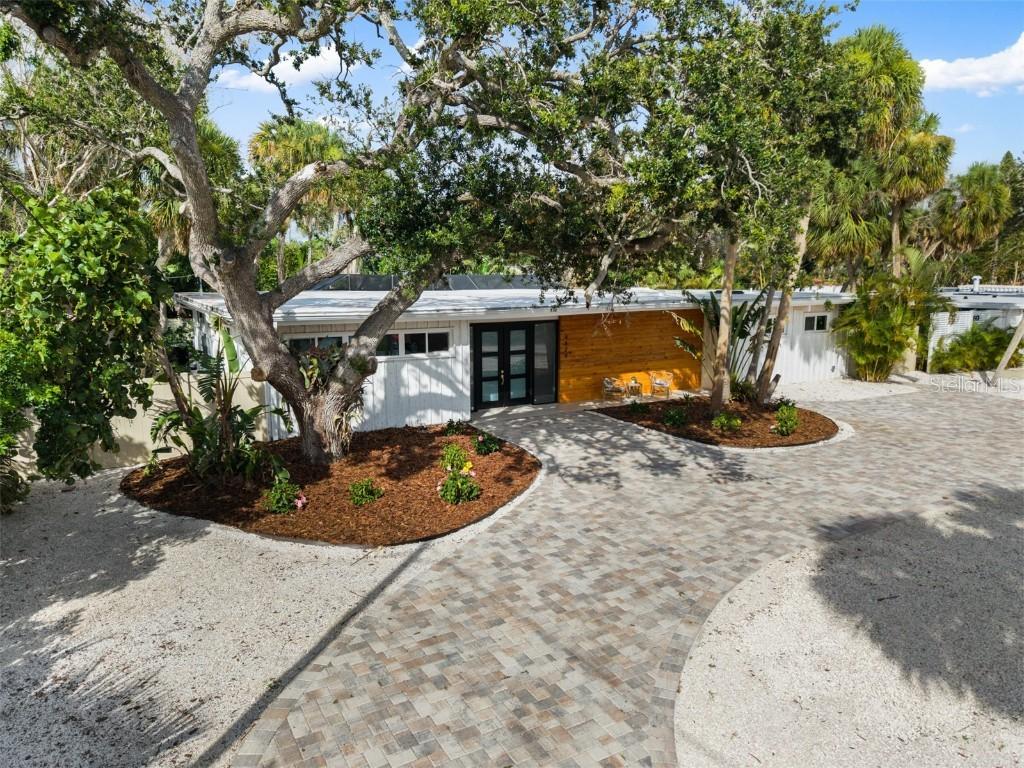 4879 Commonwealth Dr., Sarasota, FL 34242
