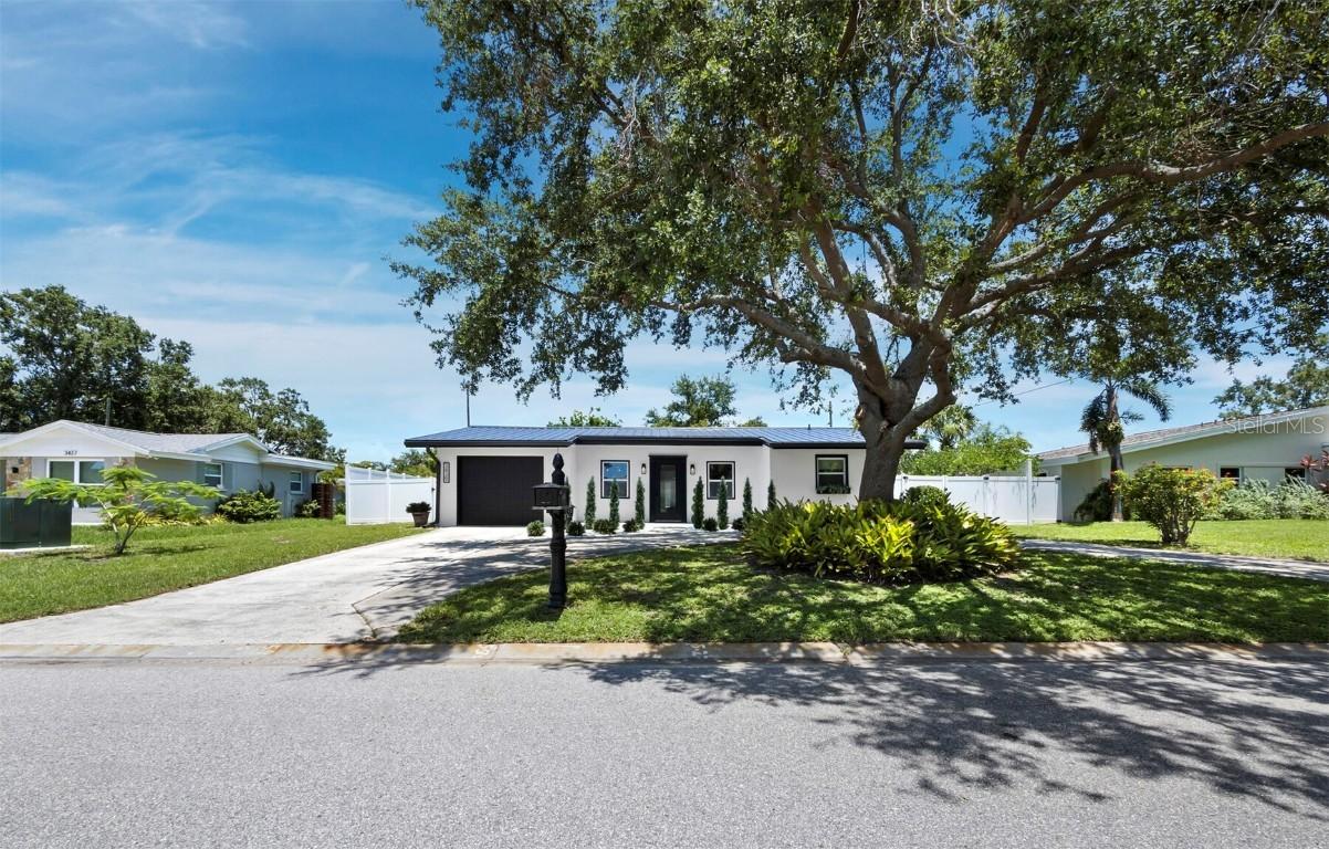 3439 Fair Oaks Pl., Sarasota, FL 34239
