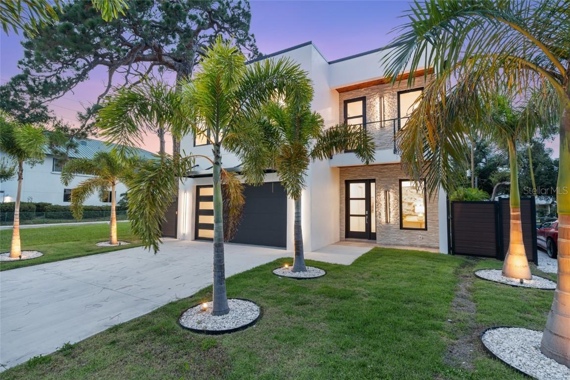 2111 Hawthorne St., Sarasota, FL 34239