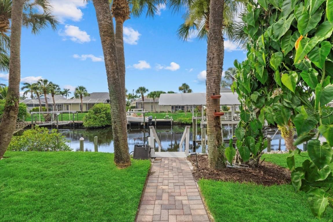 4611 Shark Dr., Bradenton, FL 34208