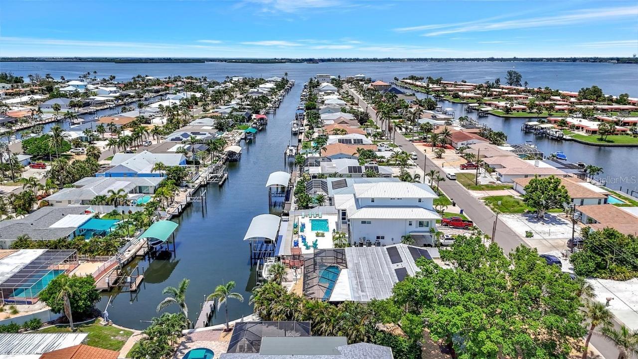 4216 Royal Palm Dr., Bradenton, FL 34210
