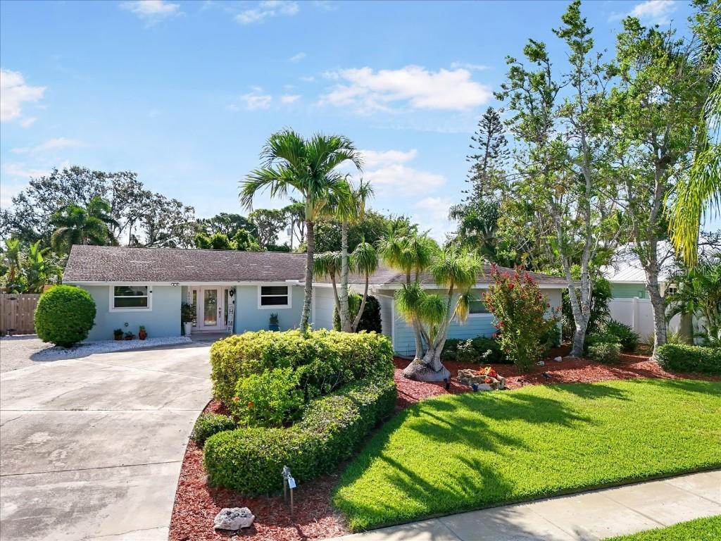 1017 Estremadura Dr., Bradenton, FL 34209