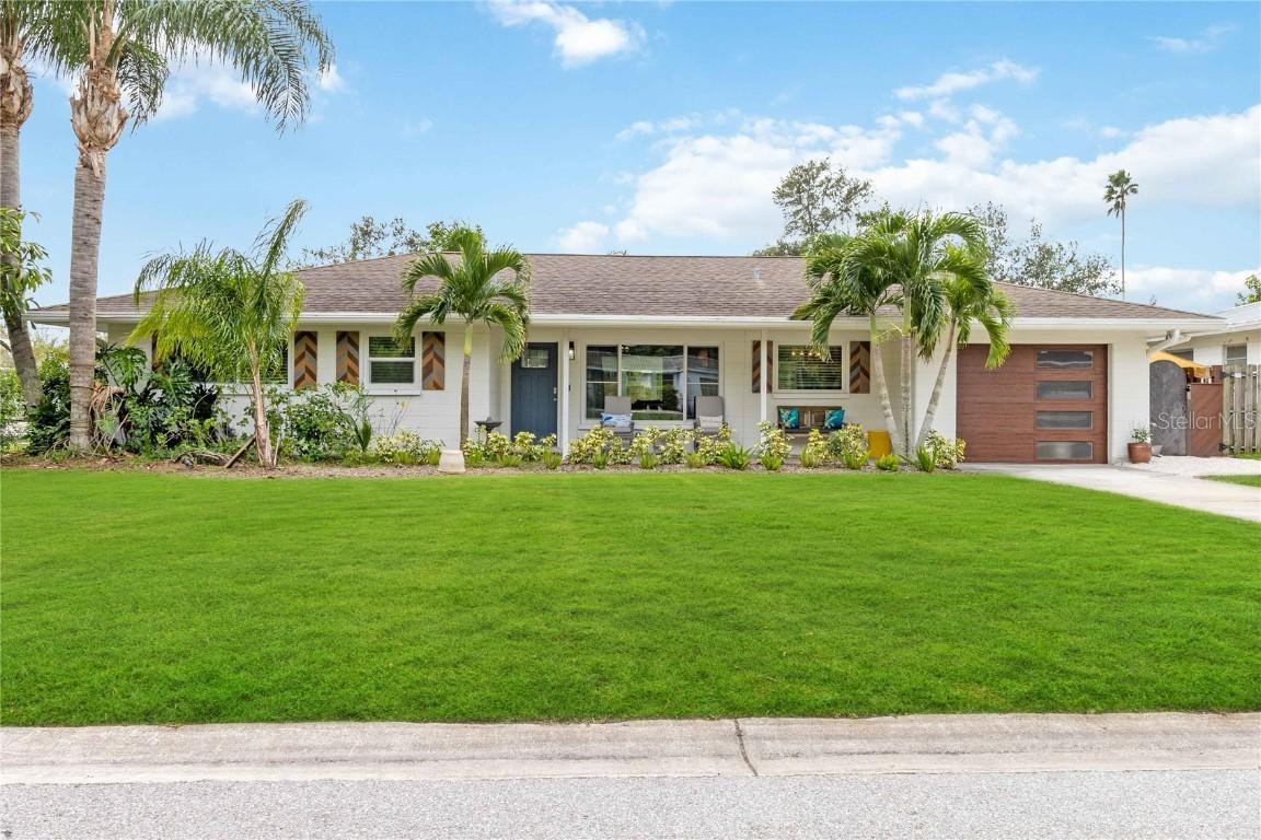2266 Sunnyside Ln., Sarasota, FL 34239