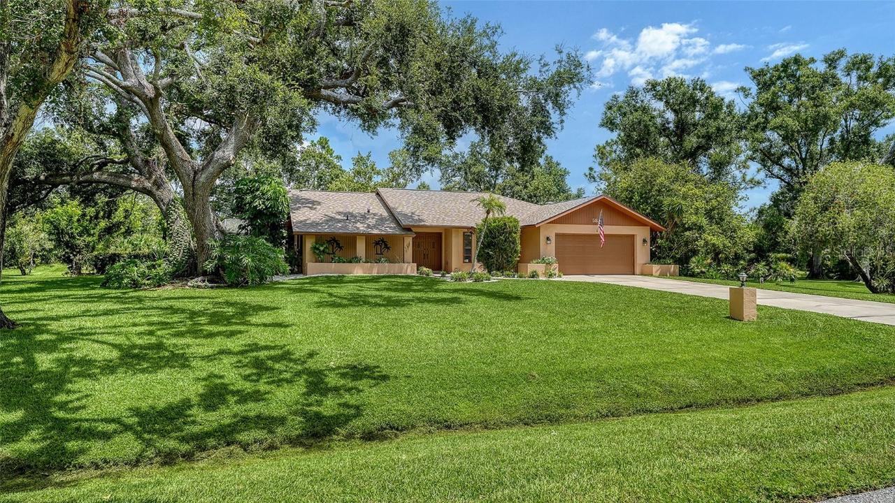 5879 Ravenwood Dr., Sarasota, FL 34243