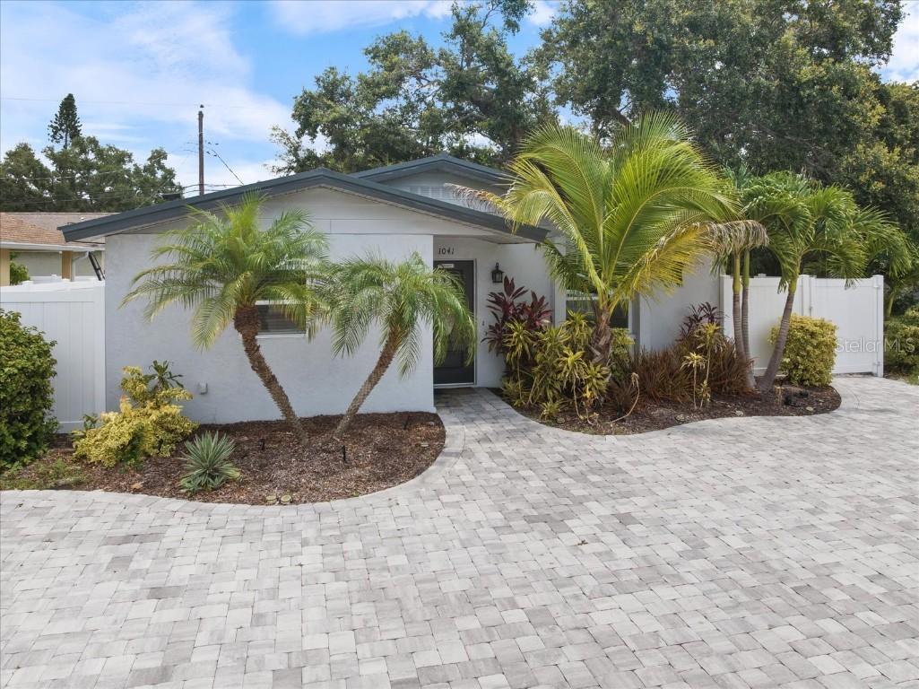 1041 S Tuttle Ave., Sarasota, FL 34237