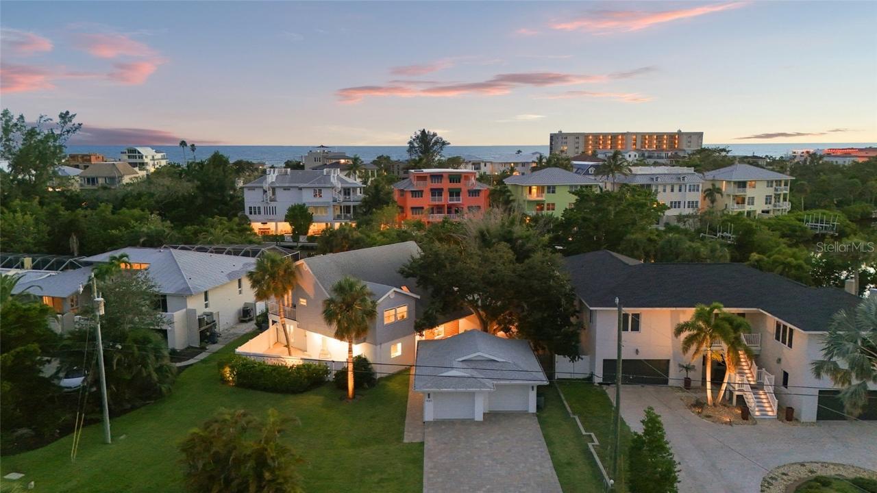 430 Island Cir., Sarasota, FL 34242