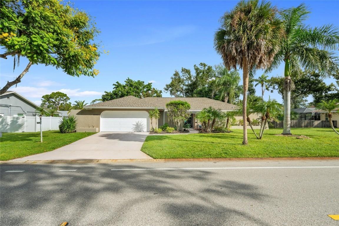 4207 Charing Cross Rd., Sarasota, FL 34241
